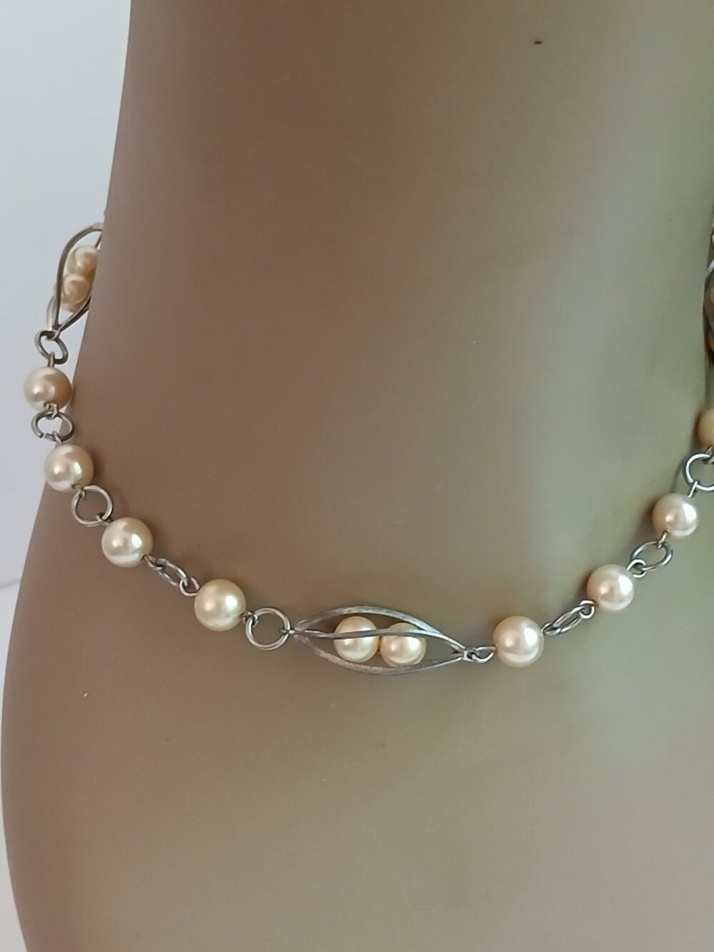 Vintage 50'/60's MCM Faux Pearl 15" Swirl Pod Choker & Screw Back Earring Set - Picture 3 of 11